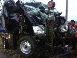 Kepala Hancur, Seperti ini Kondisi Pikap Suporter yang Tabrak Pohon