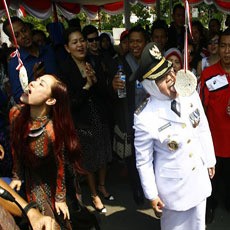 Kriuk! Wali Kota Risma Ikut Lomba Makan Kerupuk