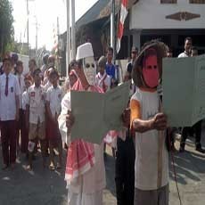 Upacara Agustusan, Pembaca Proklamasi ini Kenakan Topeng Jokowi dan Prabowo