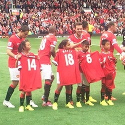 Jadi Pengiring Pemain MU, Dua Bocah Bandung Bertukar Jersey dengan Mata dan Herrera