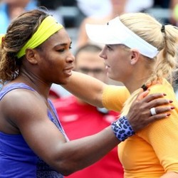 Atasi Wozniacki dalam Tiga Set, Serena ke Final