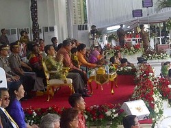 Nonton Pawai Seni Budaya: SBY Gendong Airlangga, Ibu Ani Asik Jeprat-jepret