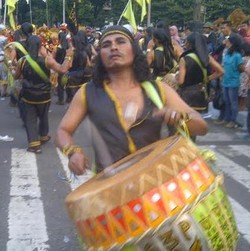 Kontingen Bengkulu Kelelahan karena Bawa Gendang 50 Kg di Pawai Budaya