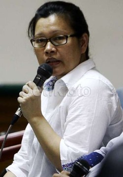 Rosa Sesenggukan Saat Cerita Soal Ancaman Nazaruddin