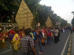 Ribuan Warga dan Turis Asing Ramai-ramai Nonton Pawai Budaya di Monas