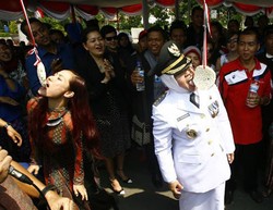 Dari Risma Hingga Jokowi, Ini Gaya Unik Kepala Daerah Saat Lomba Agustusan