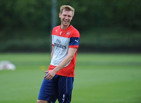 Lawan Besiktas, Wenger Mungkin Akan Turunkan Mertesacker