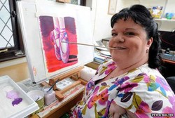 Hebat! Tak Punya Tangan dan Kaki, Rosie Tetap Bisa Melukis dengan Mulut