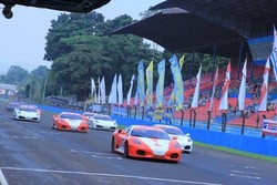 Bukan Balap Karung, Pecinta Supercar Balapan Ferrari di Sentul