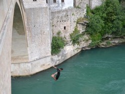 Aksi Nekat Lompat dari Jembatan di Bosnia