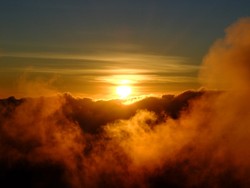 Magis! Golden Sunrise di Danau Kelimutu, NTT