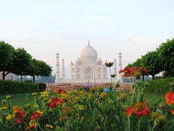 Pagi yang Dahsyat di Taj Mahal