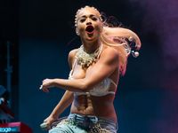 Rita Ora Tampil Hot di Panggung V Festival