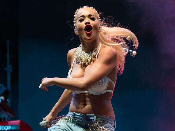 Rita Ora Tampil Hot di Panggung V Festival