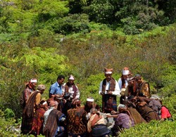 Begini Cara Warga Memberi Makan Roh di Danau Kelimutu (1)