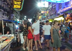 Khao San Road Setelah Jam 12 Malam, Seperti Apa?