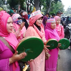 Ibu-ibu Qasidah Ramaikan Demo Prabowo-Hatta di Depan MK
