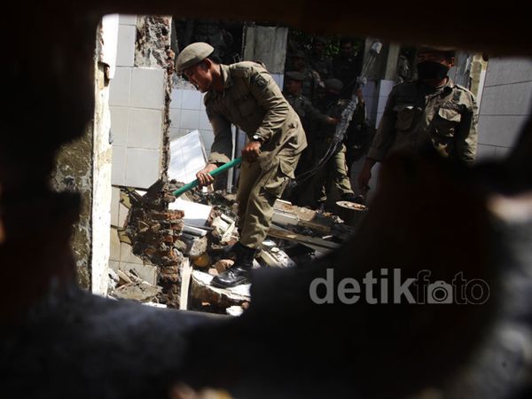 Bangunan Liar di Bantaran Kali Mampang Dibongkar