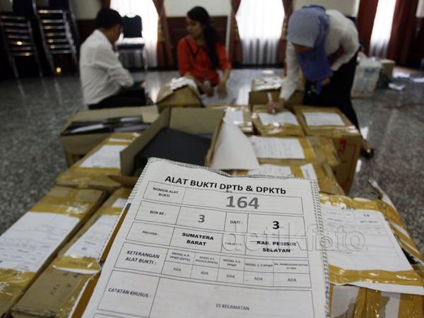 MK Periksa Barang Bukti Milik KPU