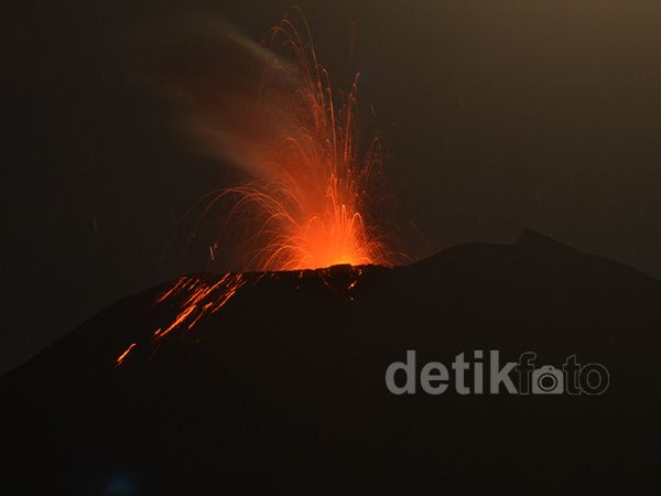 Gunung Slamet Semburkan Lava Pijar
