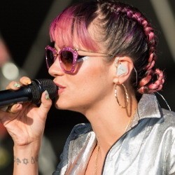 Ups! Tampil di Atas Panggung, Payudara Lily Allen Ngintip
