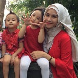 Zaskia Mecca Tanamkan Semangat Kemerdekaan pada Anak-anak