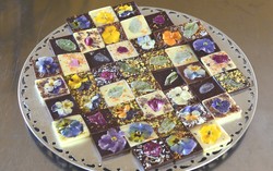 Coco Savvy, Cokelat dengan Isi Bunga Segar yang Dapat Dimakan