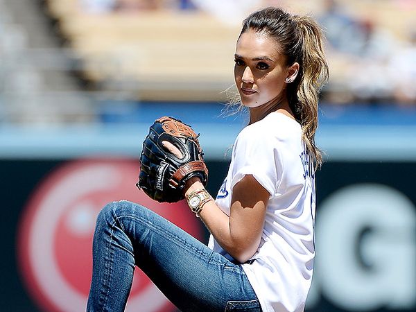 Aksi Jessica Alba Bermain Bisbol