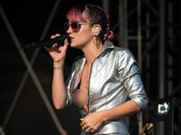 Tak Kenakan Bra, Payudara Lily Allen Ngintip di V Festival