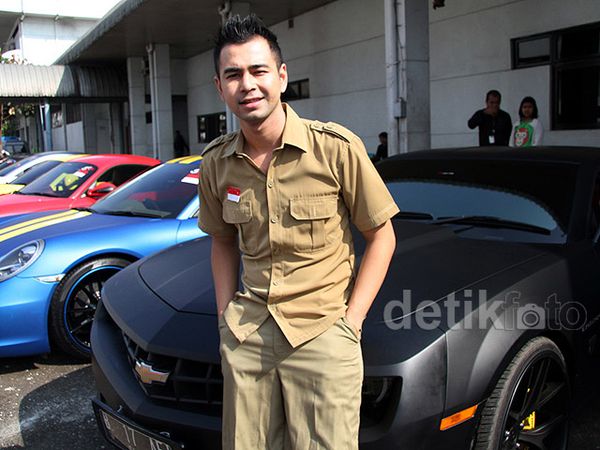 Raffi Ahmad dan Mobil Chevrolet Kesayangannya