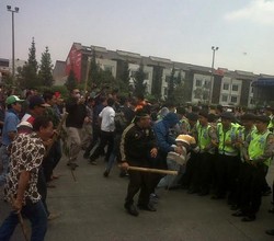 Simulasi, Massa Bentrok dengan Polisi di Depan Gerbang Tol Pasteur