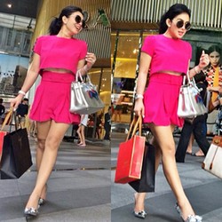 Gaya Shocking Pink Syahrini di Singapura, Yay or Nay?