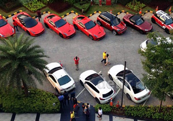 Konvoi Mobil Sport Merah-Putih