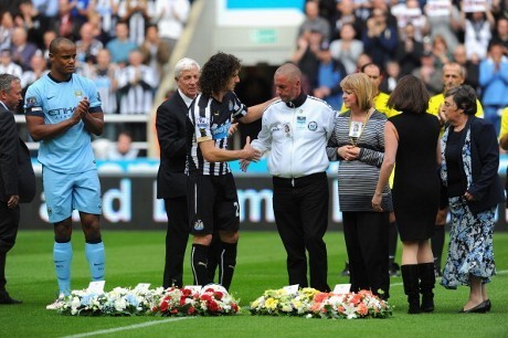 Suporter Newcastle Beri Penghormatan di Menit ke-17 untuk Korban MH-17