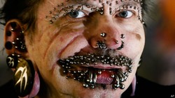 Pria dengan Ratusan Tindikan Ditolak Masuk Dubai