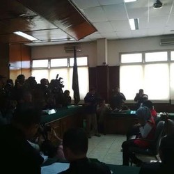 Dua Terdakwa Pembunuhan Ade Sara Menangis Sesenggukan
