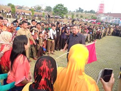 Warga Heboh Saat SBY Ikut Nonton Balap Bakiak Hingga Tarik Tambang