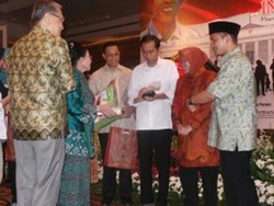 Jokowi Terima Penghargaan Tokoh Pemerintah Terbaik Versi Soegeng Sarjadi