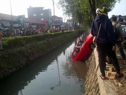 Sedan Merah Nyemplung Kali di Kelapa Gading