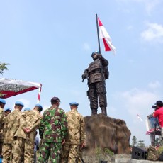 Gagah! Patung Pasukan Perdamaian Ini Berdiri Menatap Kawasan Cibinong