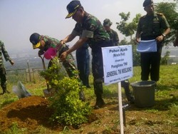 Panglima TNI Tanam Pohon Ajaib di Bukit Merah Putih