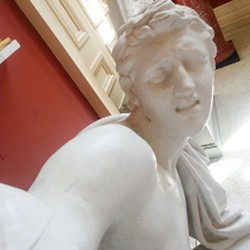 Patung Yunani-Romawi Ini Juga Demam Selfie