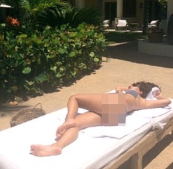 Gaya Berbikini Kim Kardashian Saat Liburan Tanpa Kanye West