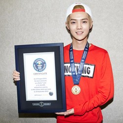 Luhan EXO Pamer Penghargaan dari Guinness World Record
