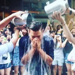 Brrr... Siwon SuJu Diguyur Air Es di Hong Kong