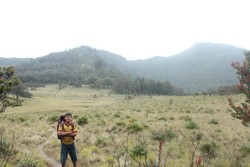 Ini Jalur Beda Mendaki Gunung Lawu yang Mistis