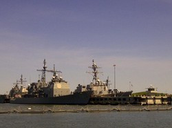 Wow! Berlayar di Pangkalan Angkatan Laut AS