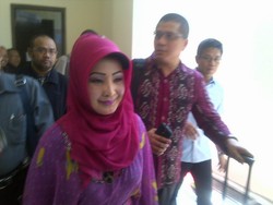 Jalani Sidang Perdana Korupsi, Eks Bupati Rina Berpenampilan Serba Ungu