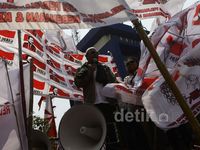 Tidak Ada Sidang, Pendukung Prabowo Demo MK