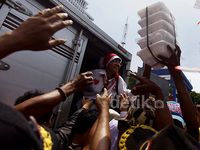 Pendukung Prabowo Berebut Nasi Kotak